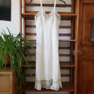 Vintage midlength slip w/ lace